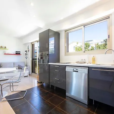 Ideal Congress And Vacation Live In Apartment